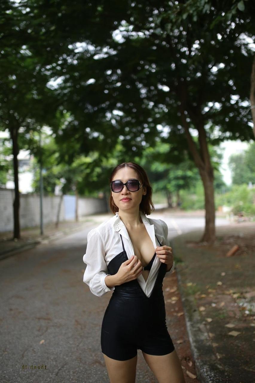 20P A sexy Julia Ly posa de calcinha e exibe sua bunda gostosa em tangas ao ar livre