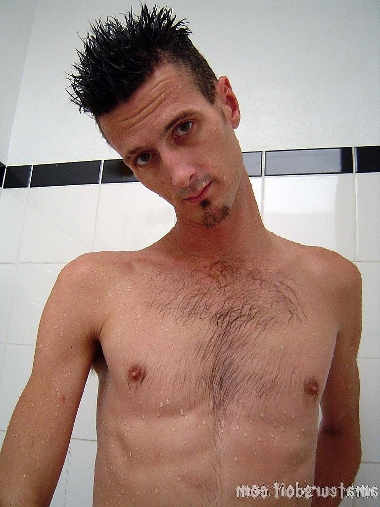 20P O gay amador esbelto Clinton Willy tira a roupa e brinca com o pau