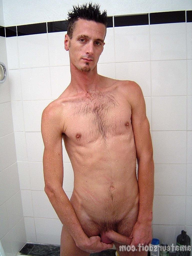 20P O gay amador esbelto Clinton Willy tira a roupa e brinca com o pau