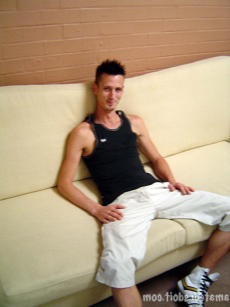 20P O gay amador esbelto Clinton Willy tira a roupa e brinca com o pau