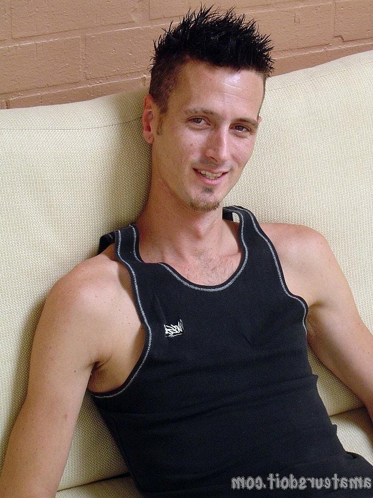 20P O gay amador esbelto Clinton Willy tira a roupa e brinca com o pau