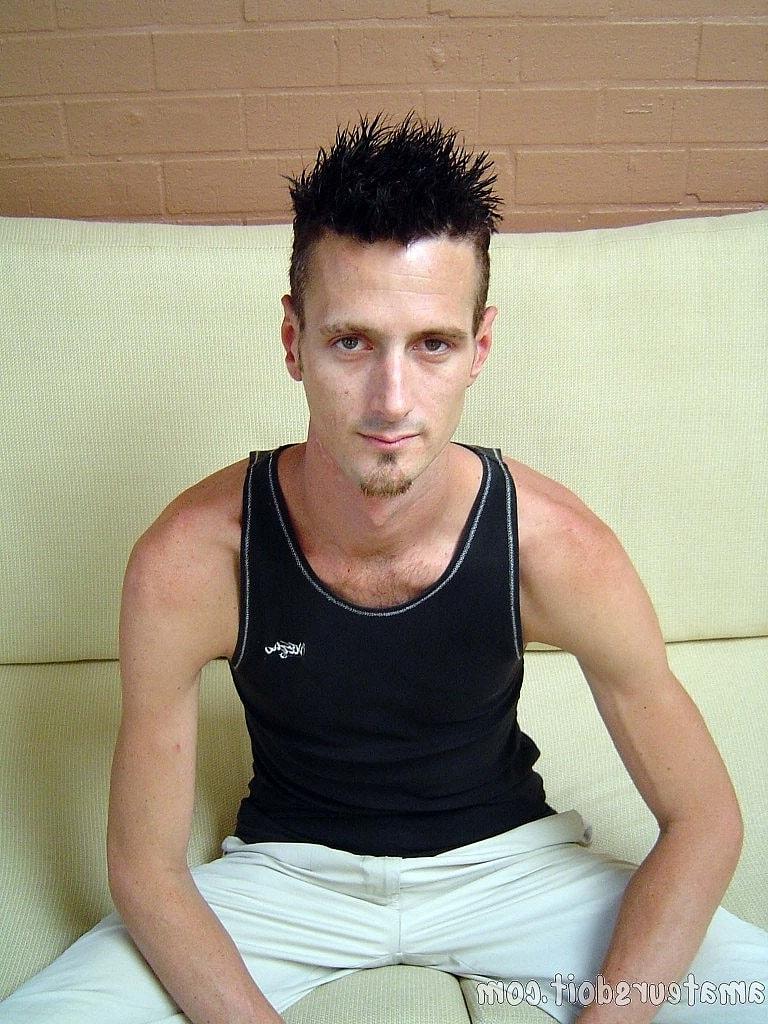 20P O gay amador esbelto Clinton Willy tira a roupa e brinca com o pau