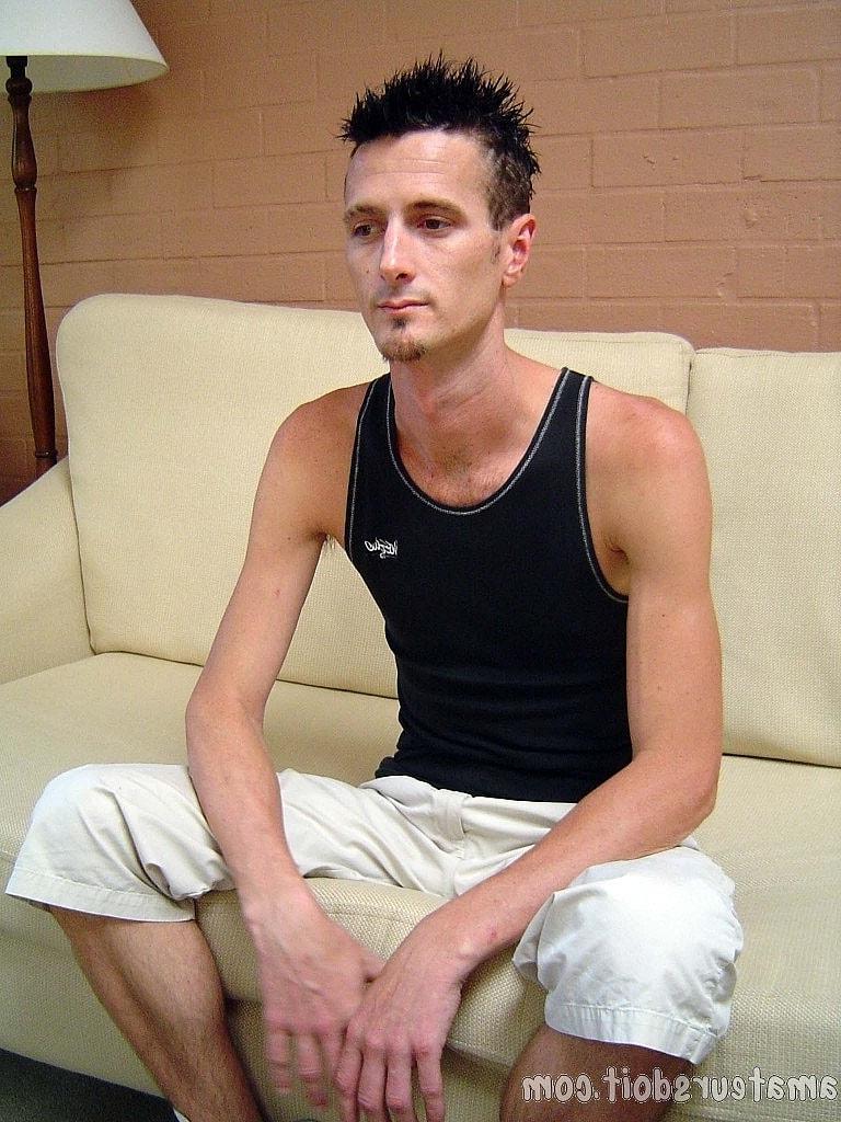 20P O gay amador esbelto Clinton Willy tira a roupa e brinca com o pau
