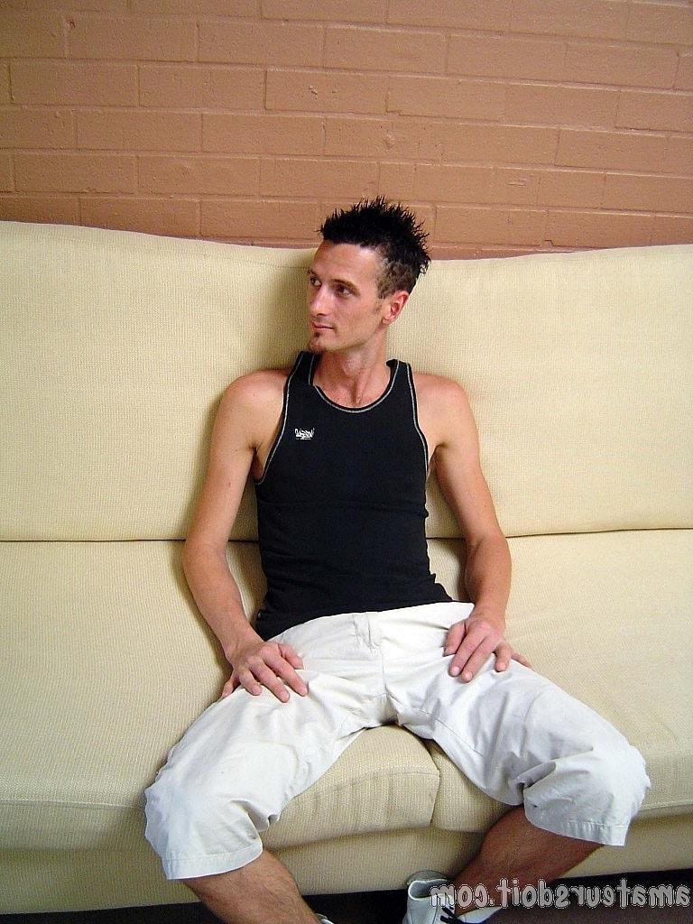 20P O gay amador esbelto Clinton Willy tira a roupa e brinca com o pau