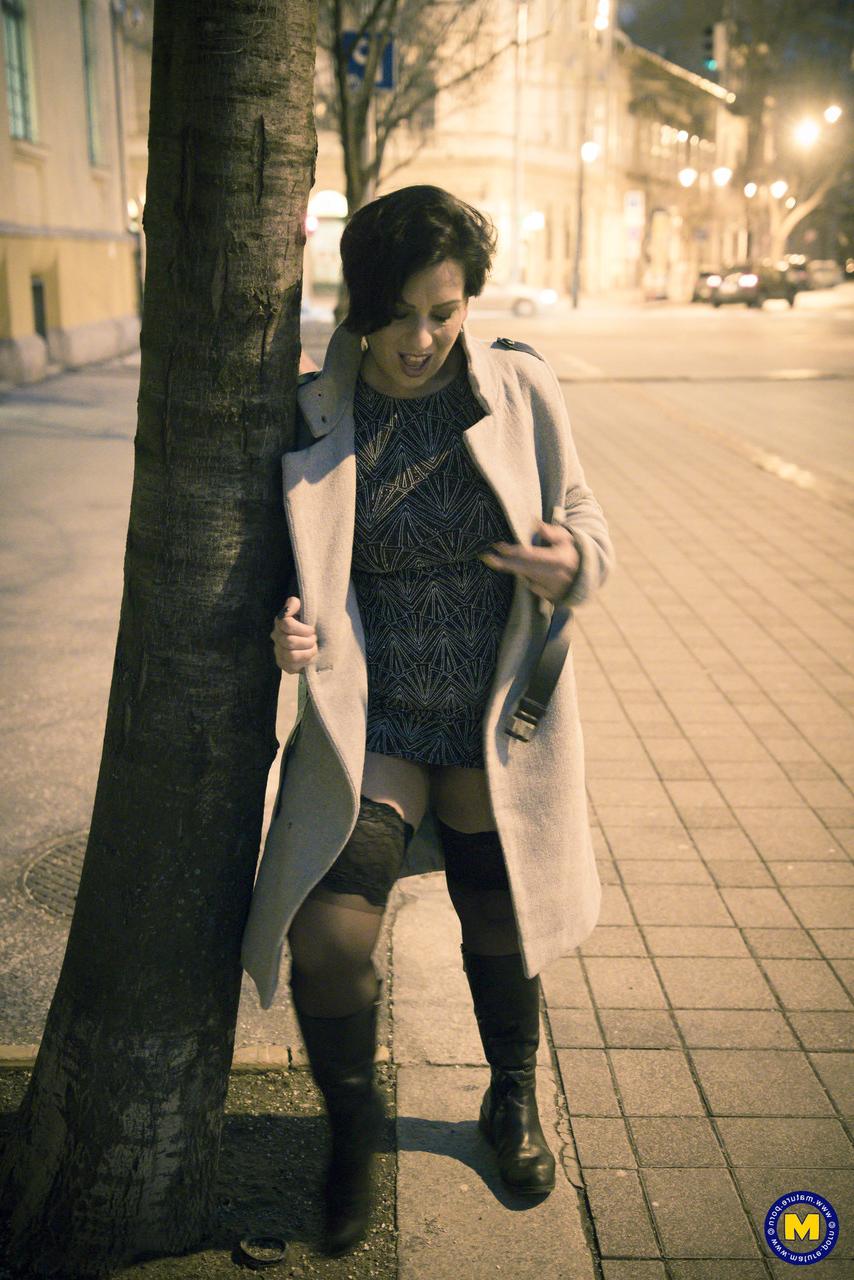 20P La maman coquine Aisha Bahadur exhibe une jupe haute en bas en public.