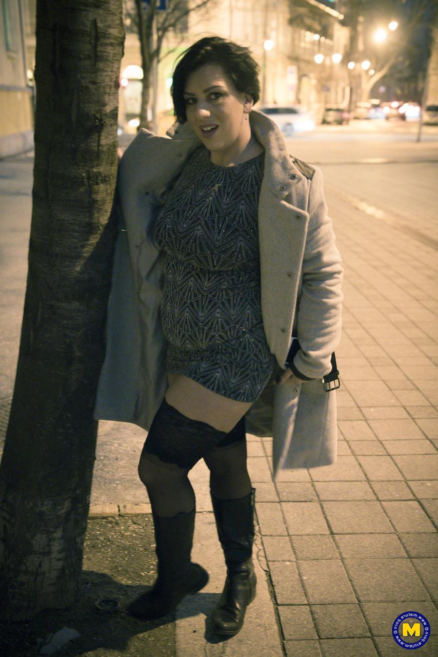 20P La maman coquine Aisha Bahadur exhibe une jupe haute en bas en public.