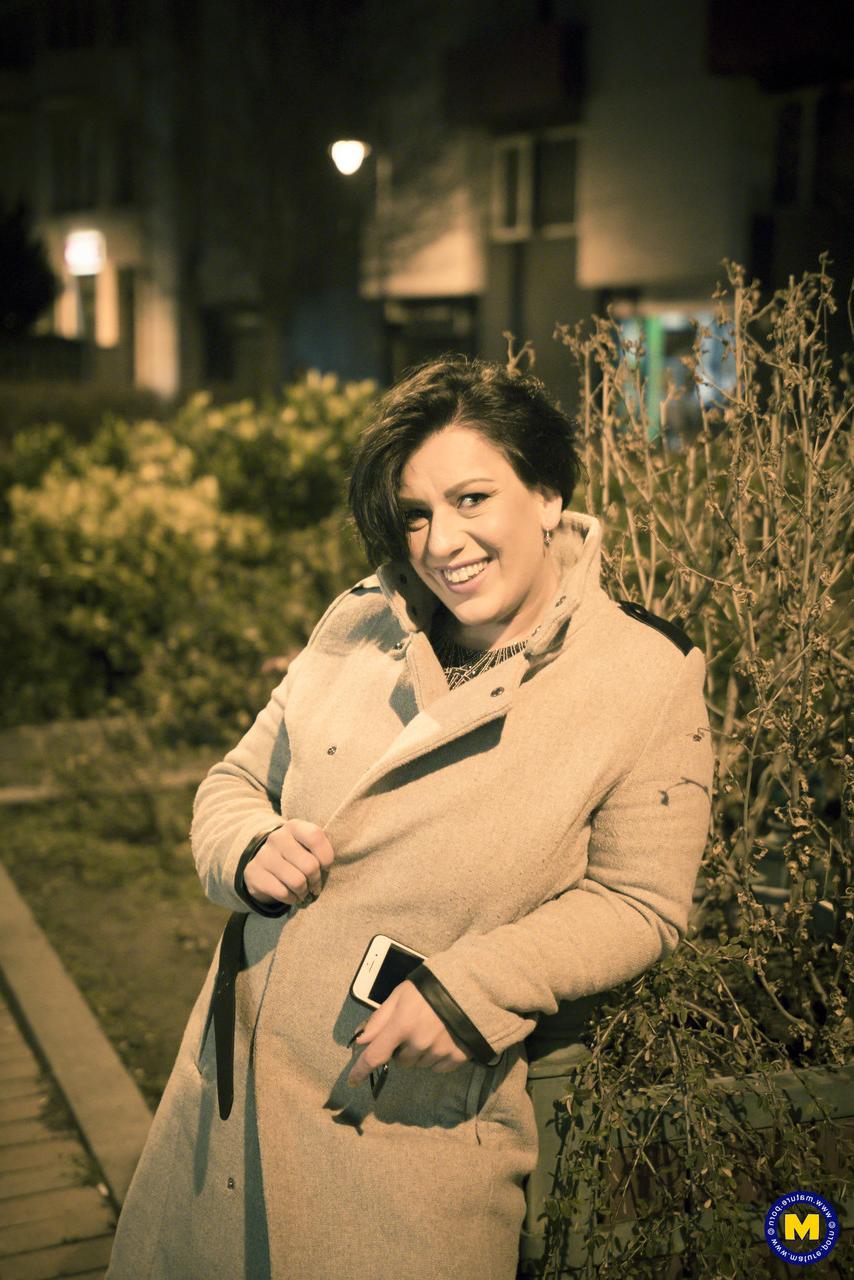 20P La maman coquine Aisha Bahadur exhibe une jupe haute en bas en public.