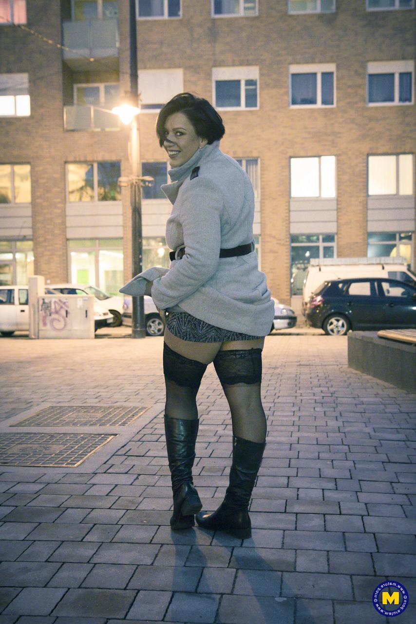 20P La maman coquine Aisha Bahadur exhibe une jupe haute en bas en public.