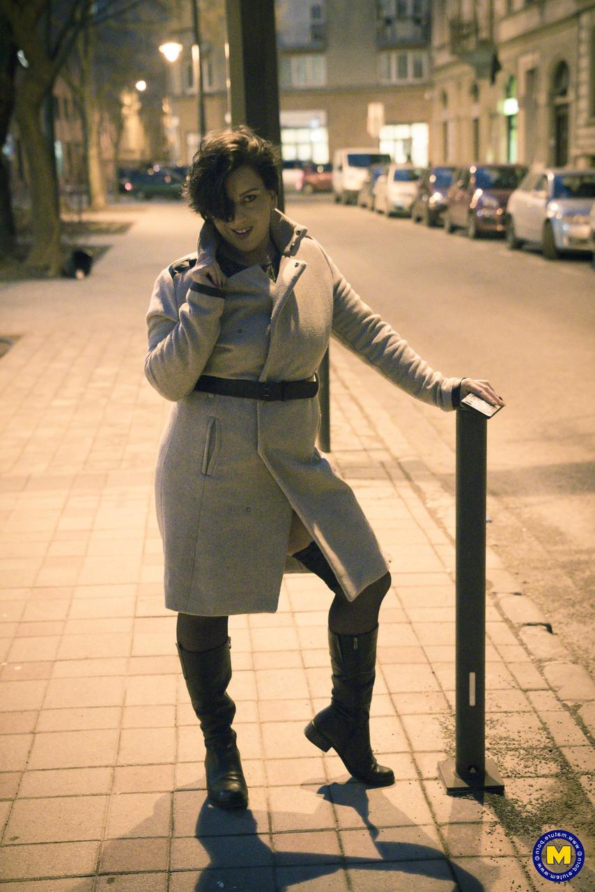 20P La maman coquine Aisha Bahadur exhibe une jupe haute en bas en public.