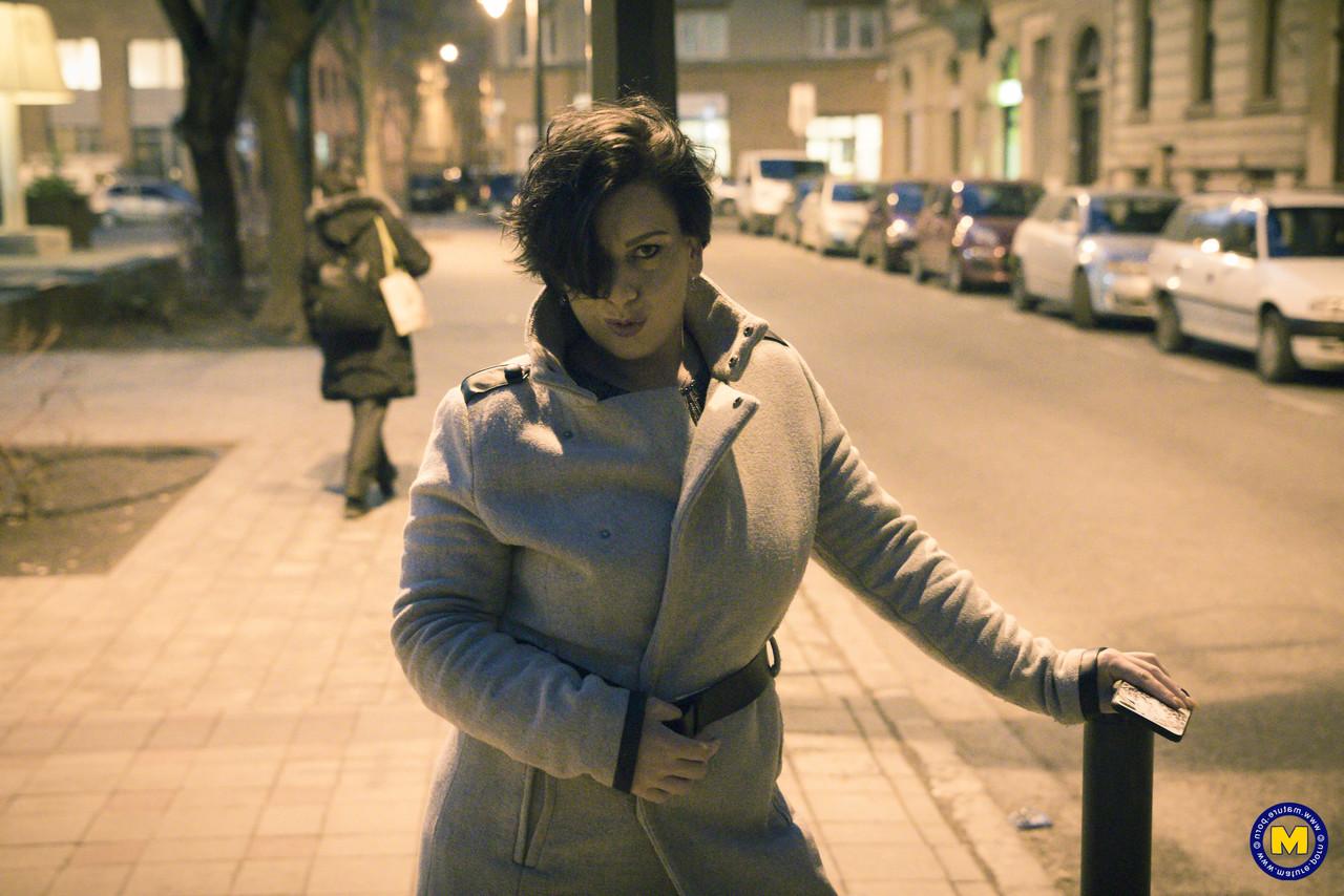 20P La maman coquine Aisha Bahadur exhibe une jupe haute en bas en public.