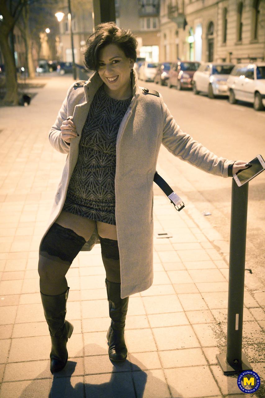 20P La maman coquine Aisha Bahadur exhibe une jupe haute en bas en public.