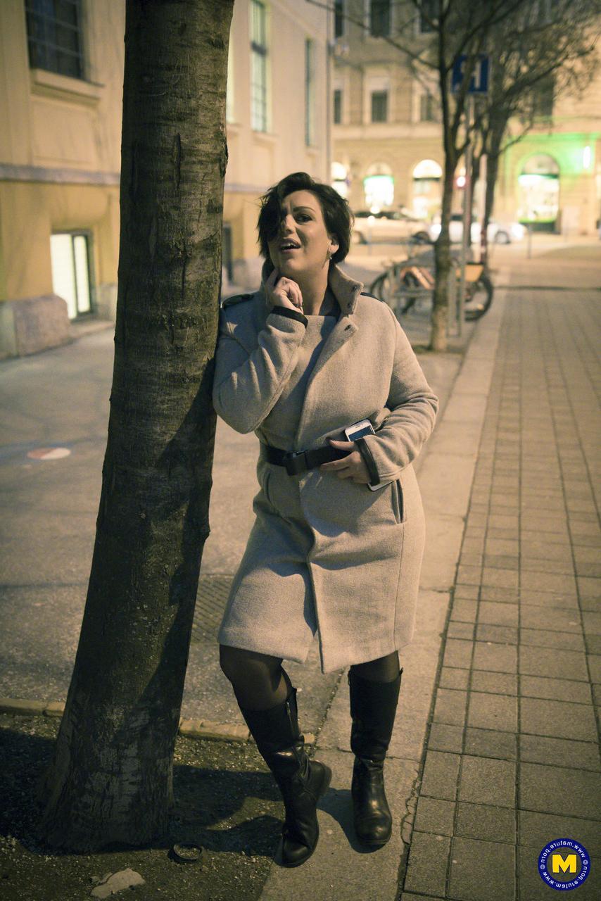 20P La maman coquine Aisha Bahadur exhibe une jupe haute en bas en public.