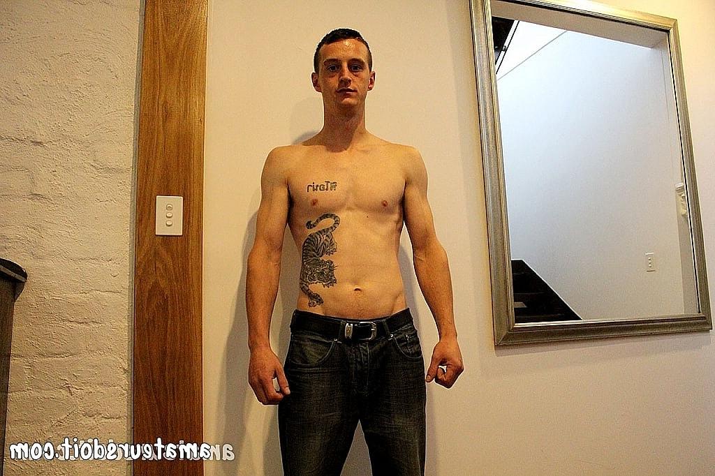 20P Худенький татуированный гей-извращенец Дейн трахает секс-куклу и мастурбирует в соло