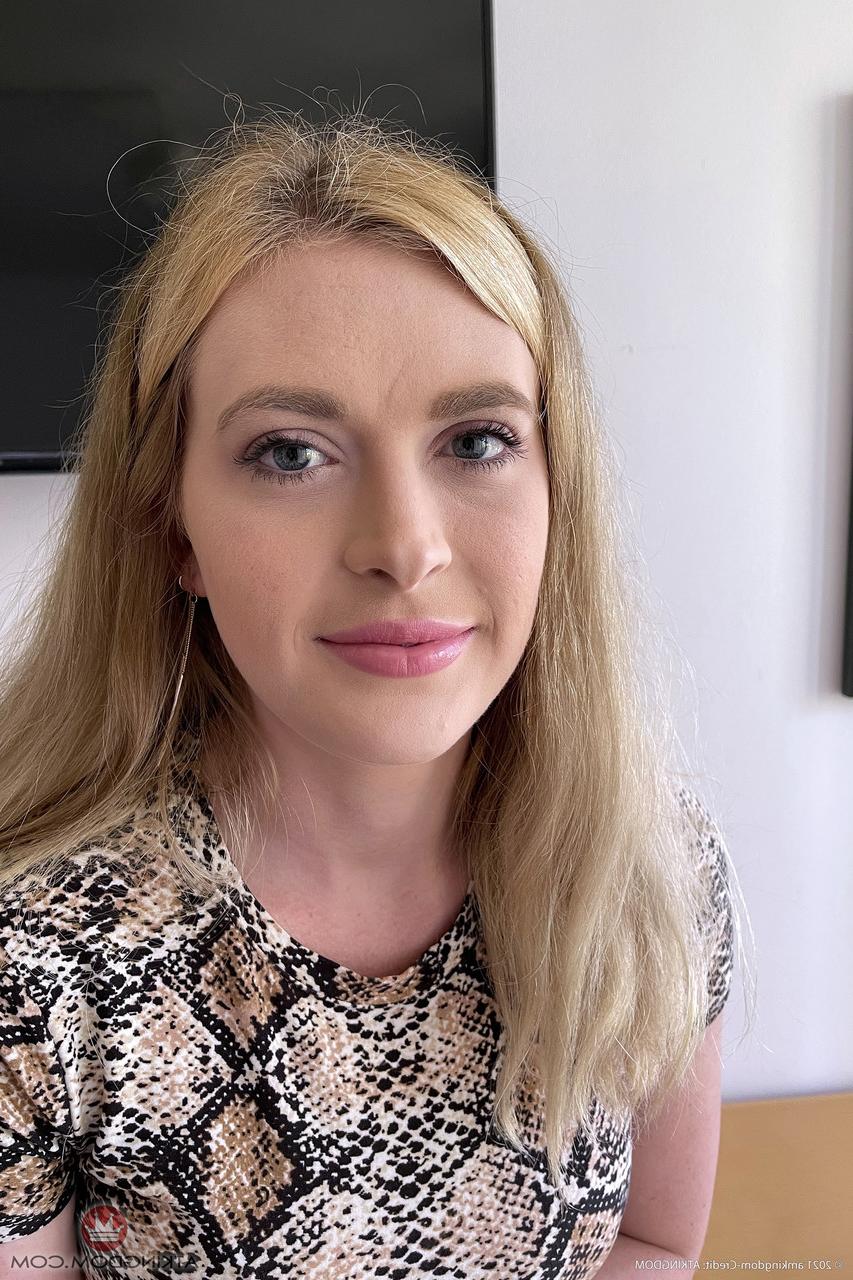 20P Freundin Lindsay Lee enthüllt ihre großen Titten und sexy Löcher aus nächster Nähe