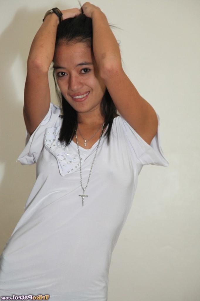 20P Pretty Filipina Ellah gets rid of her panties & flaunts her bald holes