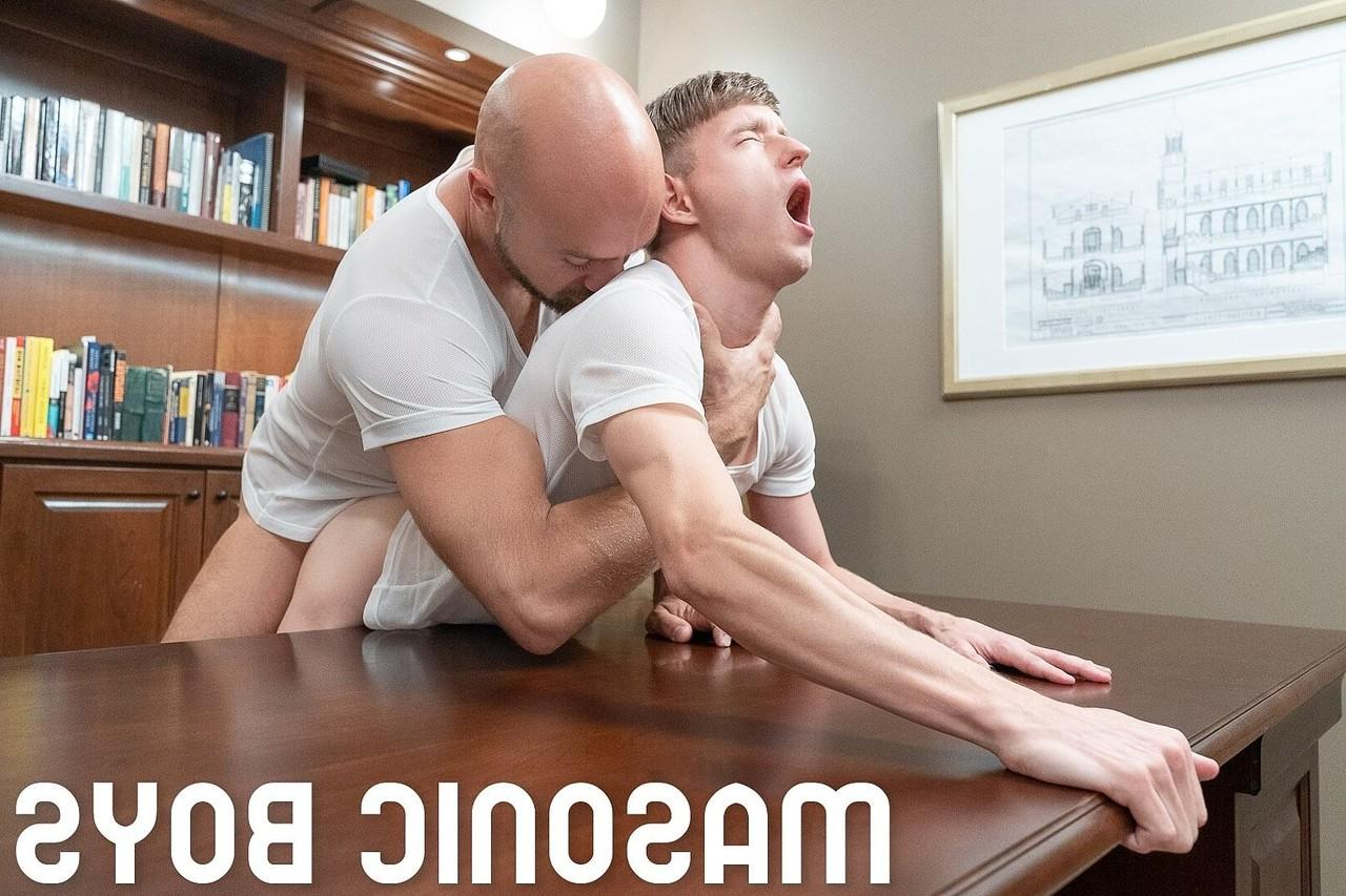 20P L'apprenti gay mince White se fait manger et baiser le trou du cul par le chauve Master Snow
