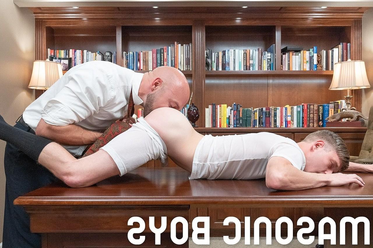 20P L'apprenti gay mince White se fait manger et baiser le trou du cul par le chauve Master Snow