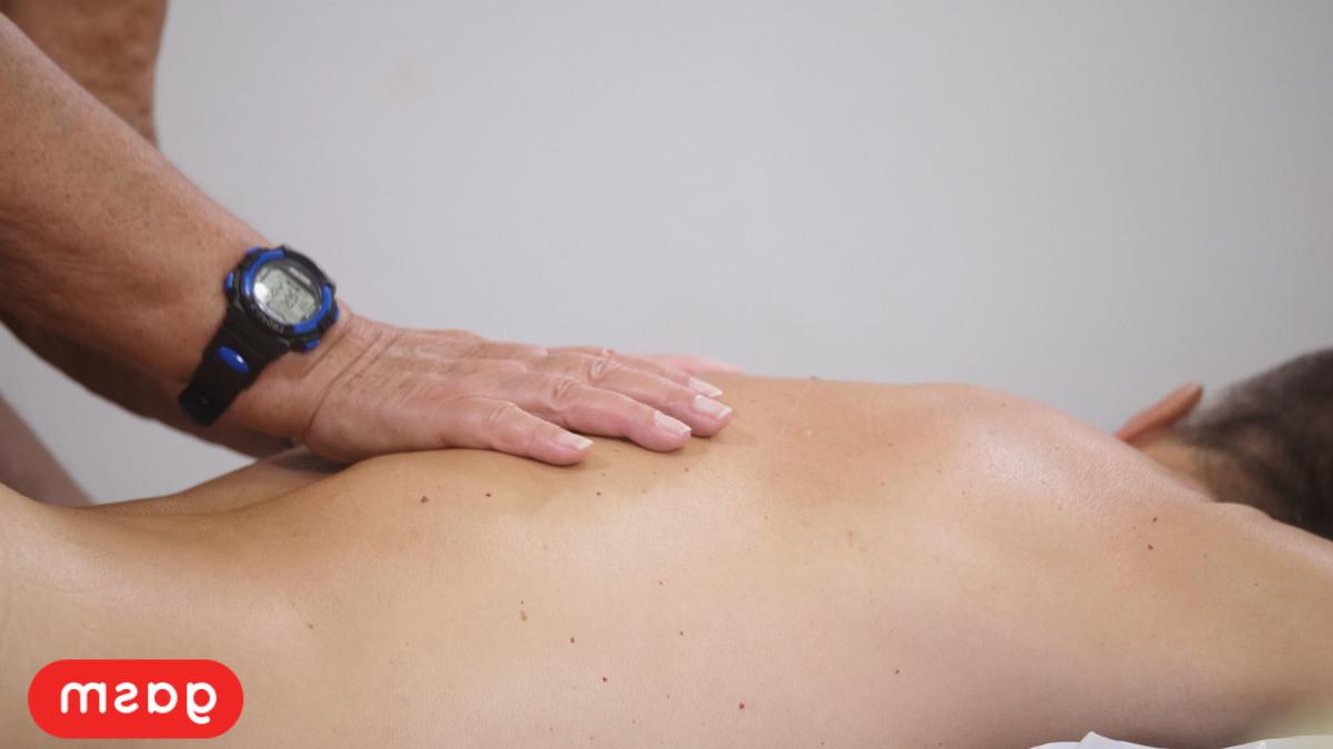 20P Oma-Masseurin gibt einem jungen Hengst einen heißen Blowjob und lässt sich von ihm ficken