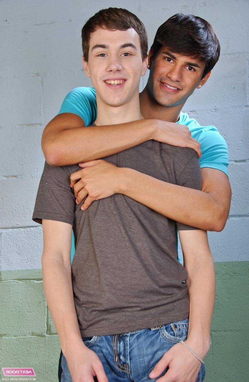 20P Homossexuais magros Andrew Markus e Andy Robindale se despem lentamente e fodem