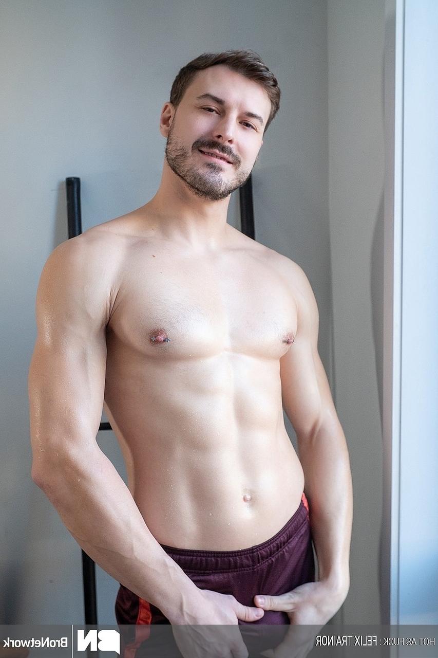 20P O amador gay Felix Trainor tira o short, mostra seu corpo magro e se masturba