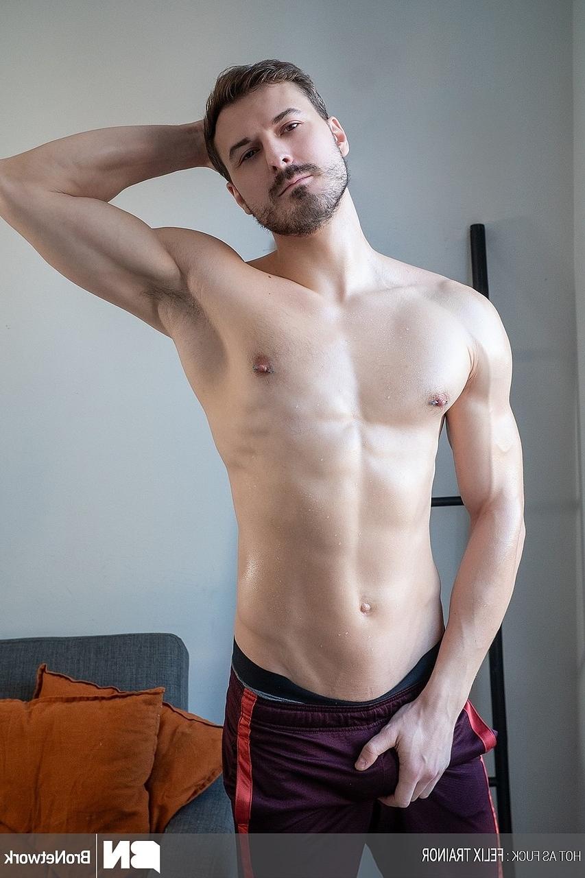 20P O amador gay Felix Trainor tira o short, mostra seu corpo magro e se masturba