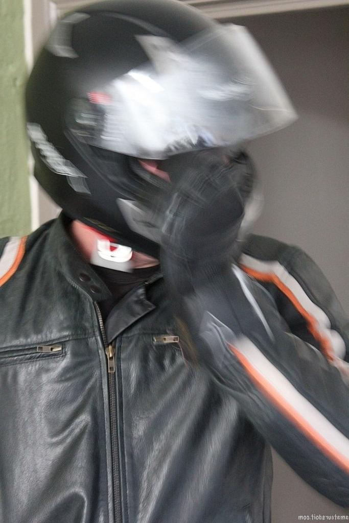 20P Der schwule Bärenbiker Andrew Bare zieht sich aus und masturbiert mit einem Fleshlight