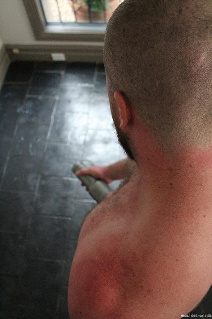 20P Der schwule Bärenbiker Andrew Bare zieht sich aus und masturbiert mit einem Fleshlight
