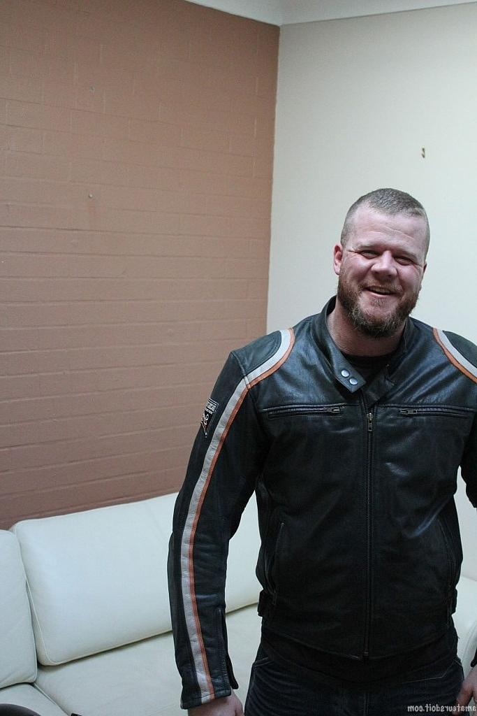 20P Der schwule Bärenbiker Andrew Bare zieht sich aus und masturbiert mit einem Fleshlight