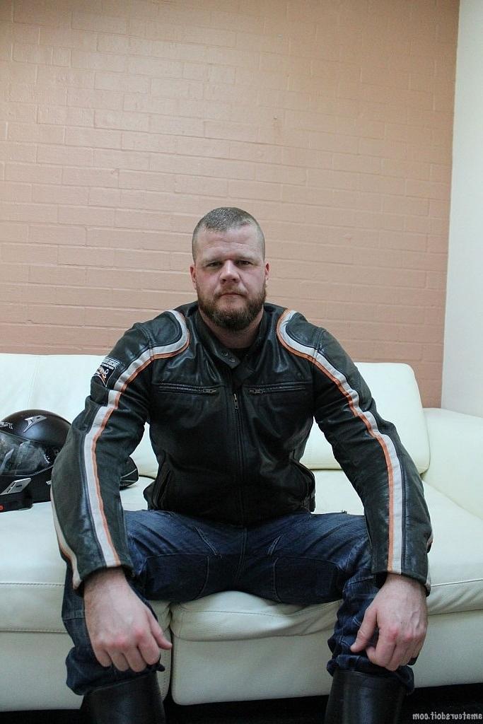20P Der schwule Bärenbiker Andrew Bare zieht sich aus und masturbiert mit einem Fleshlight