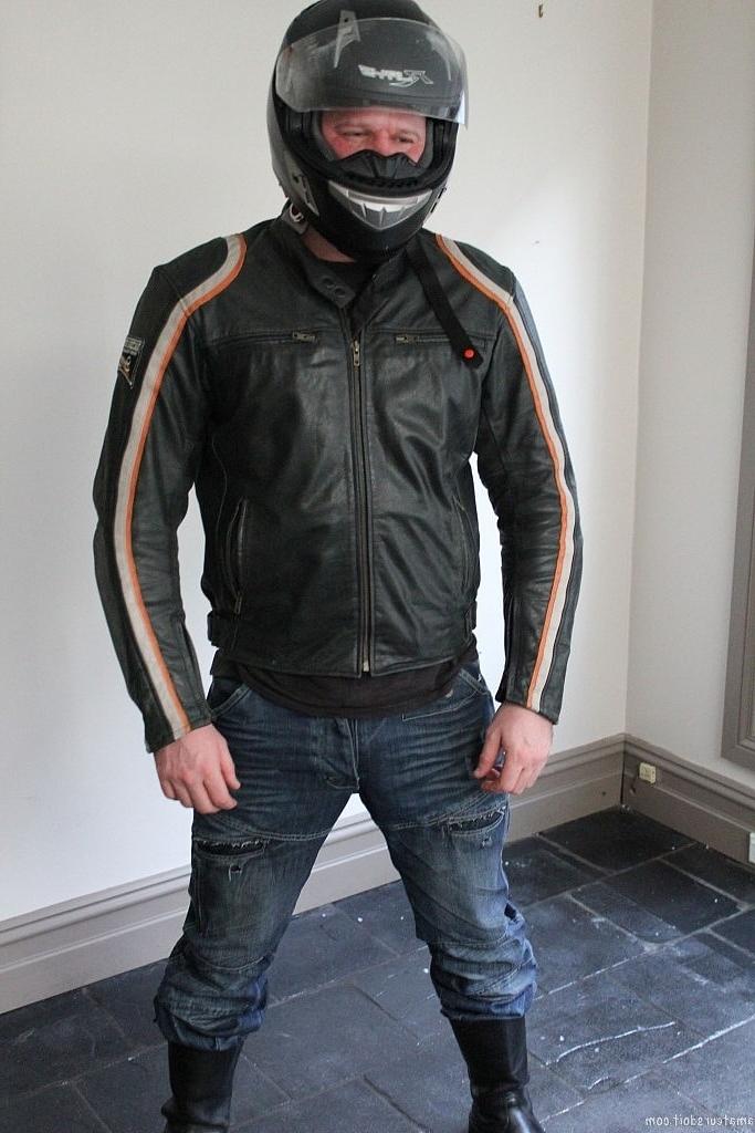 20P Der schwule Bärenbiker Andrew Bare zieht sich aus und masturbiert mit einem Fleshlight