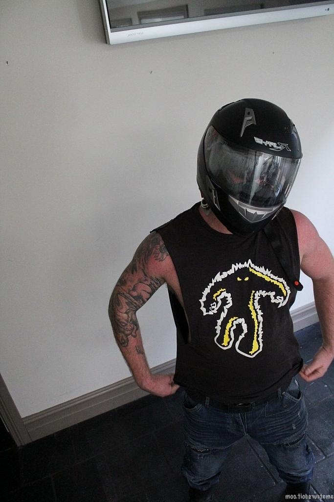 20P Der schwule Bärenbiker Andrew Bare zieht sich aus und masturbiert mit einem Fleshlight