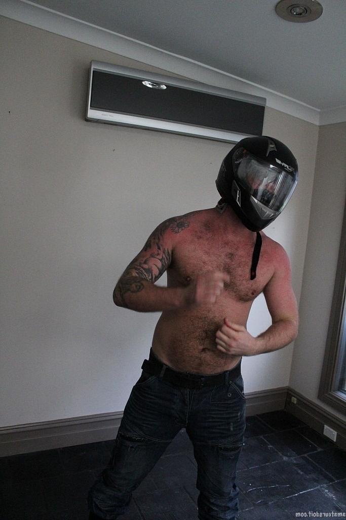 20P Der schwule Bärenbiker Andrew Bare zieht sich aus und masturbiert mit einem Fleshlight