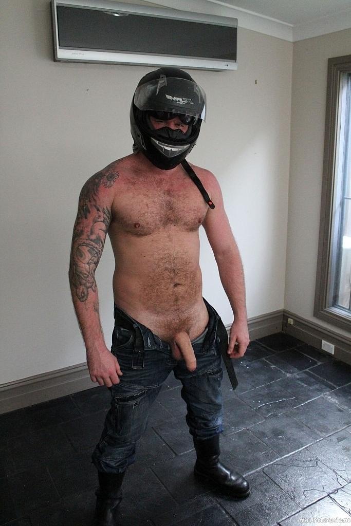 20P Der schwule Bärenbiker Andrew Bare zieht sich aus und masturbiert mit einem Fleshlight