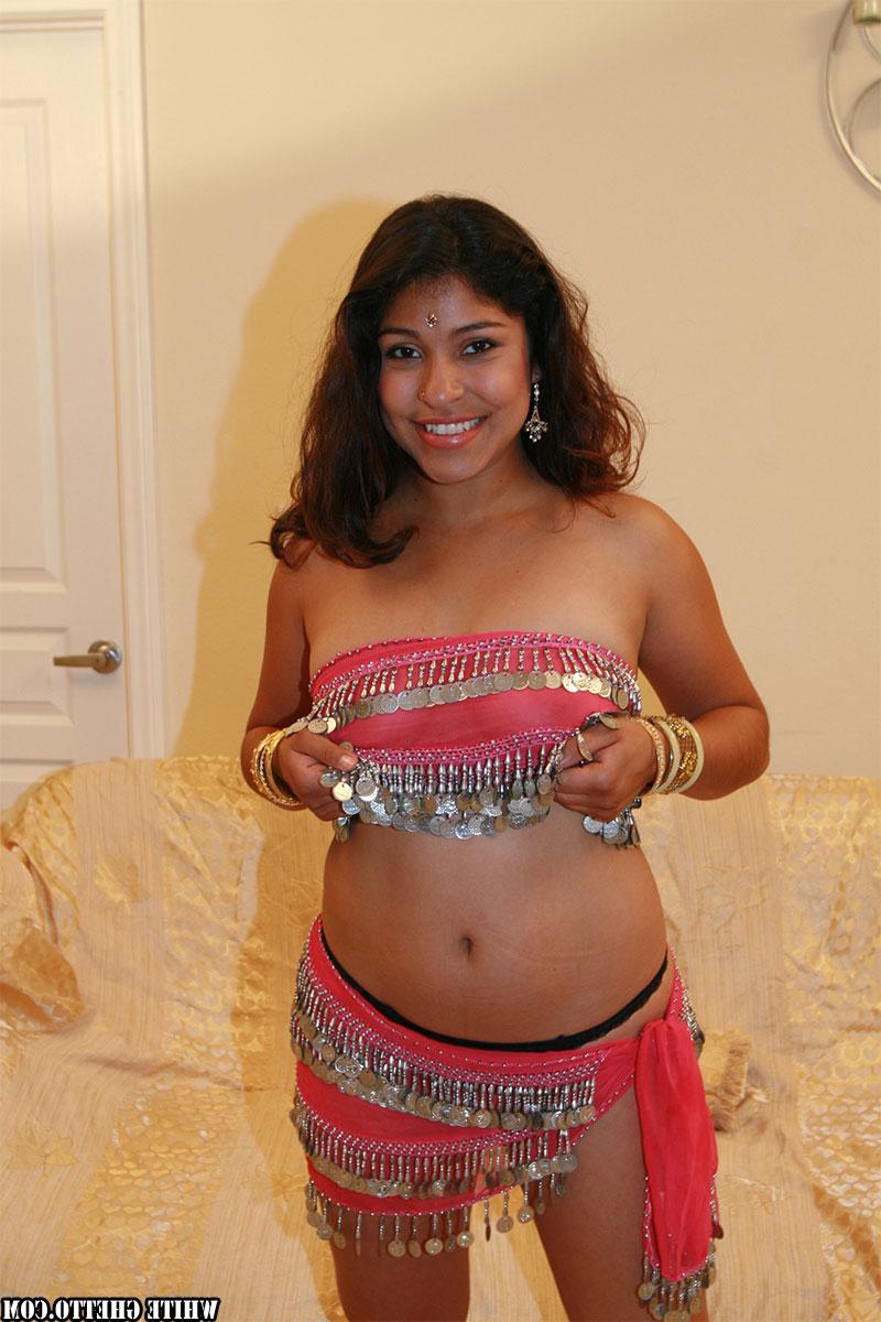 17P Quente indiana milf Shari mostra seios naturais, bunda grande incrível e buceta peluda