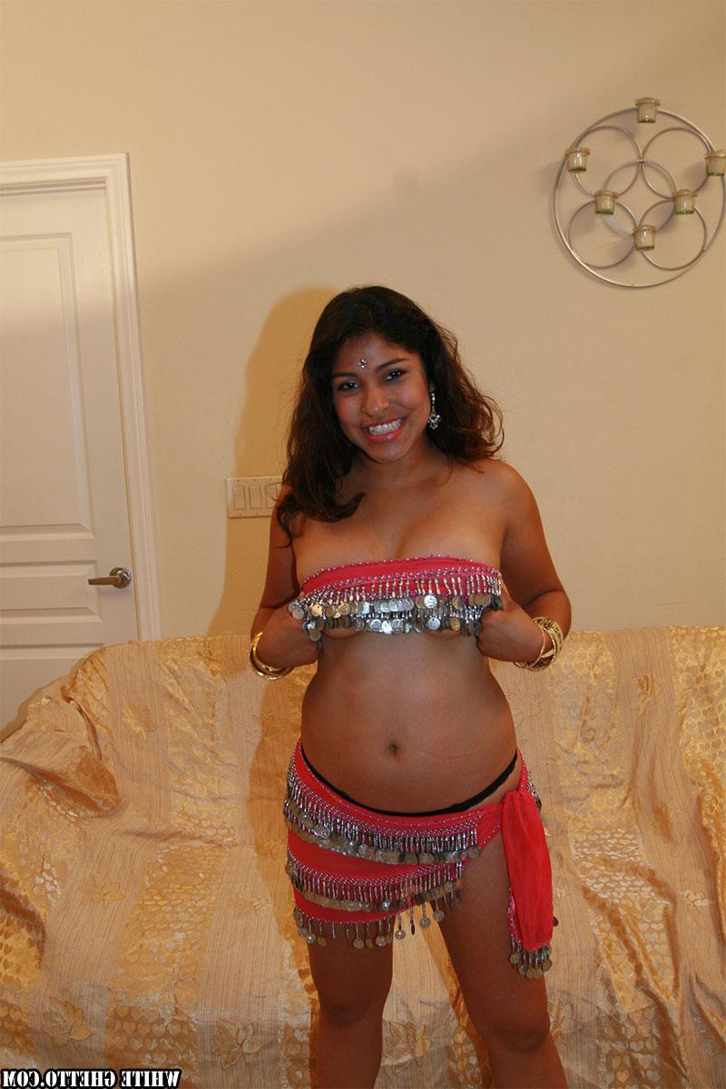 17P Quente indiana milf Shari mostra seios naturais, bunda grande incrível e buceta peluda