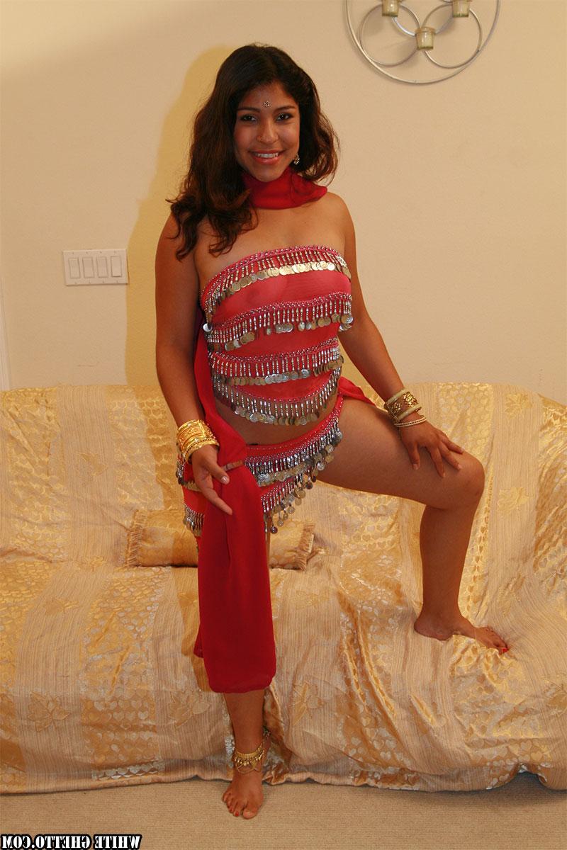 17P Quente indiana milf Shari mostra seios naturais, bunda grande incrível e buceta peluda