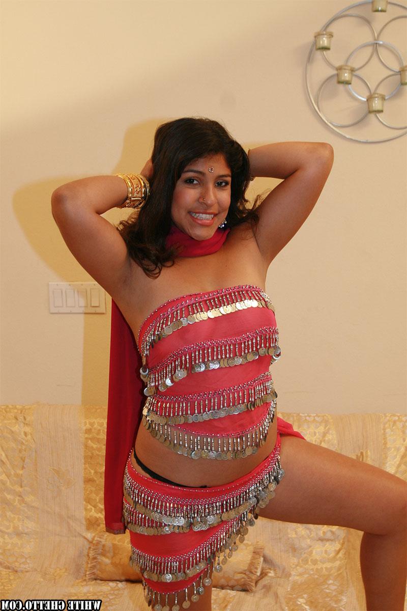 17P Quente indiana milf Shari mostra seios naturais, bunda grande incrível e buceta peluda