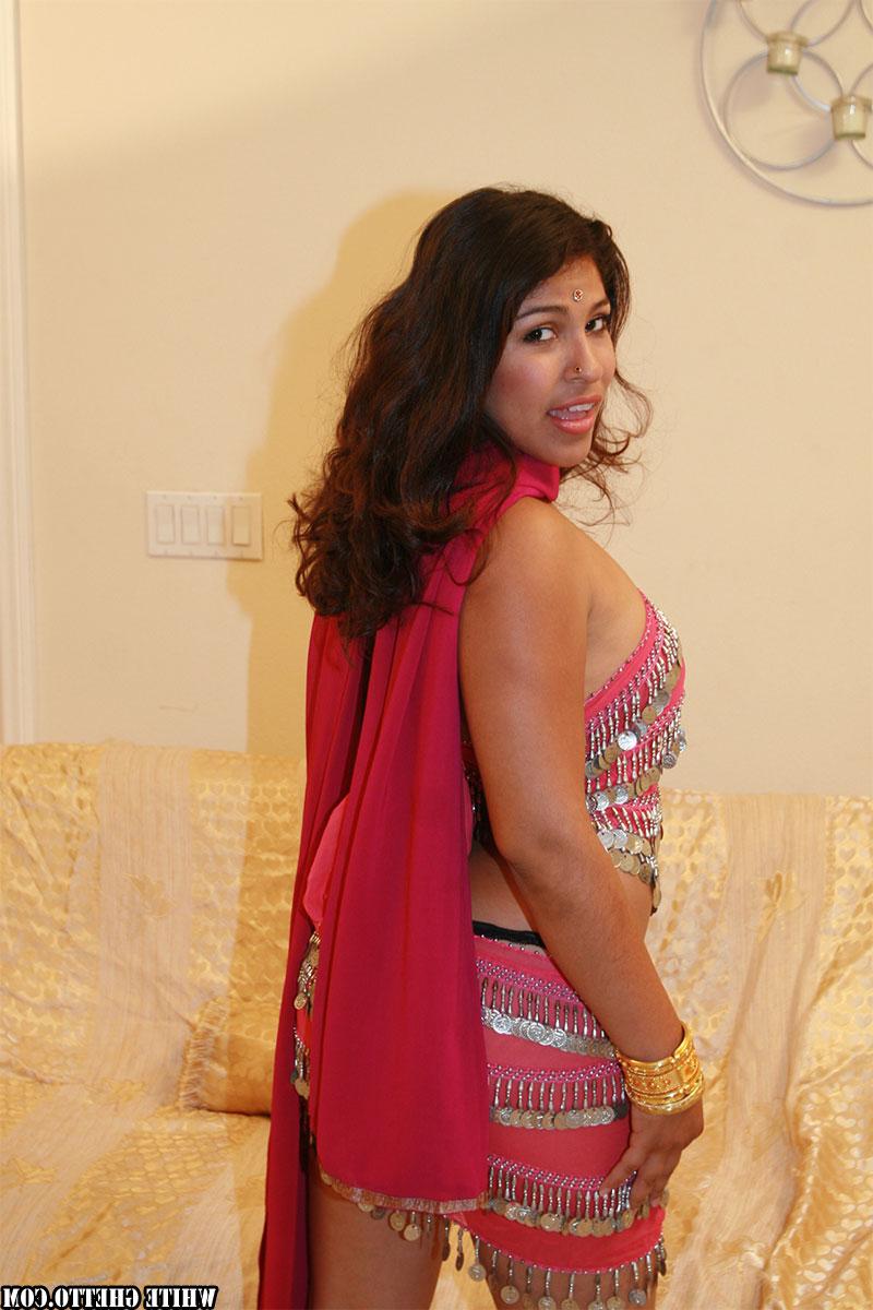 17P Quente indiana milf Shari mostra seios naturais, bunda grande incrível e buceta peluda