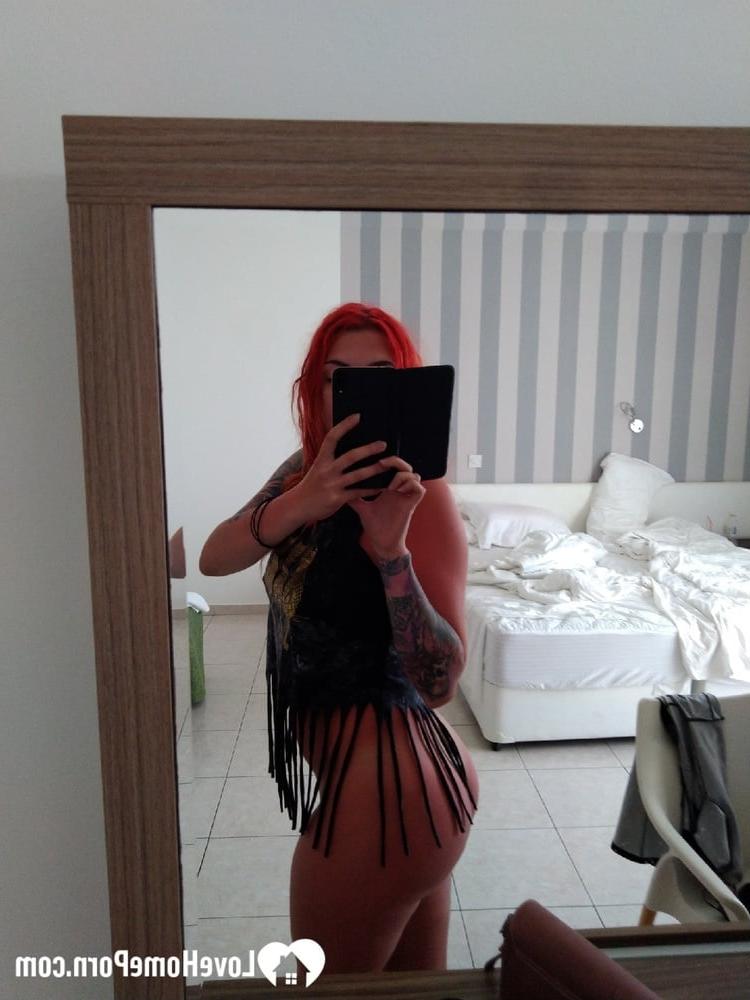 20P Gata amadora com tinta expõe seus peitos grandes e bunda fabulosa em casa