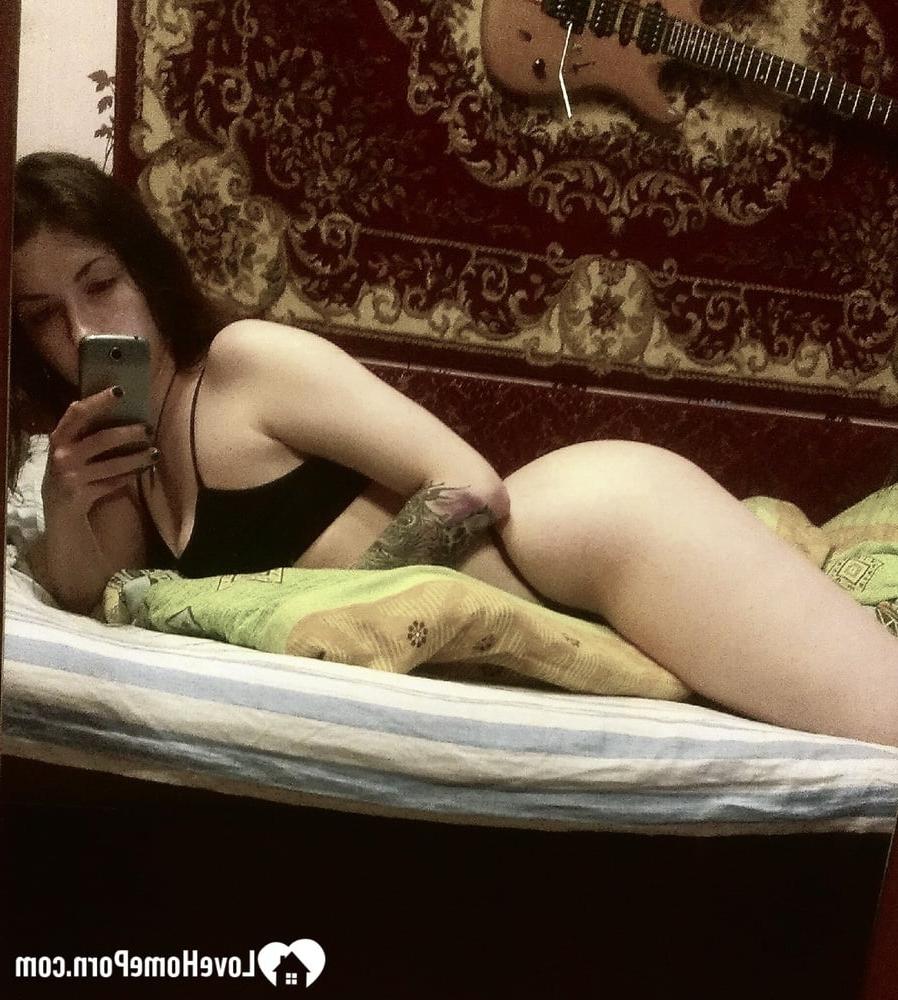 20P Gata amadora com tinta expõe seus peitos grandes e bunda fabulosa em casa