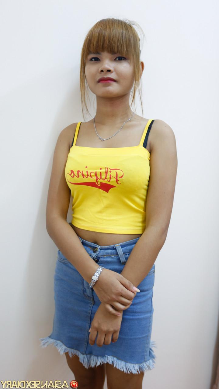 20P La pequeña adolescente asiática Mildred B recibe una polla en su inocente coño y un creampie