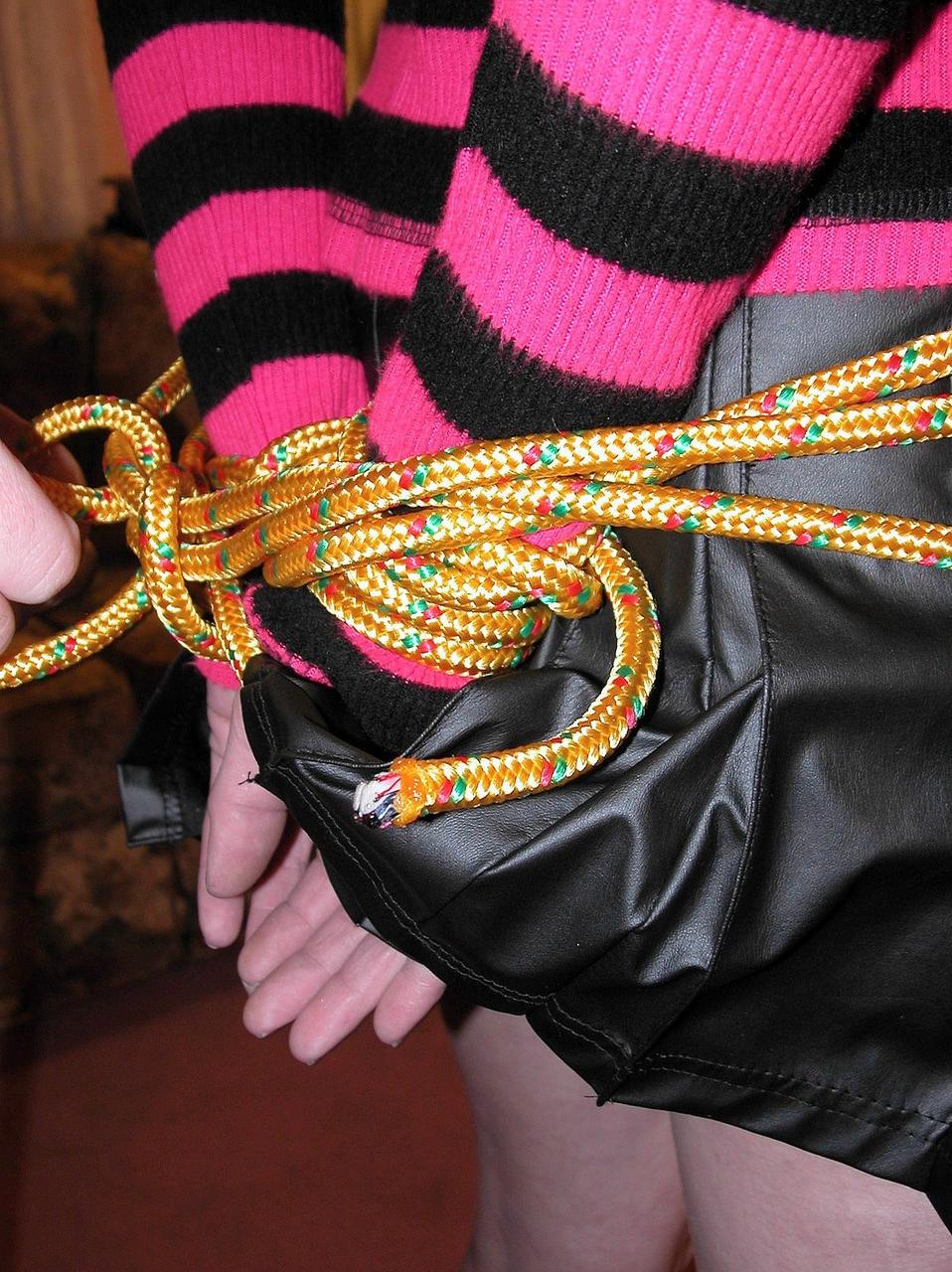 20P Submissive MILF Michelle Brookes gives a hot blowjob in rope bondage
