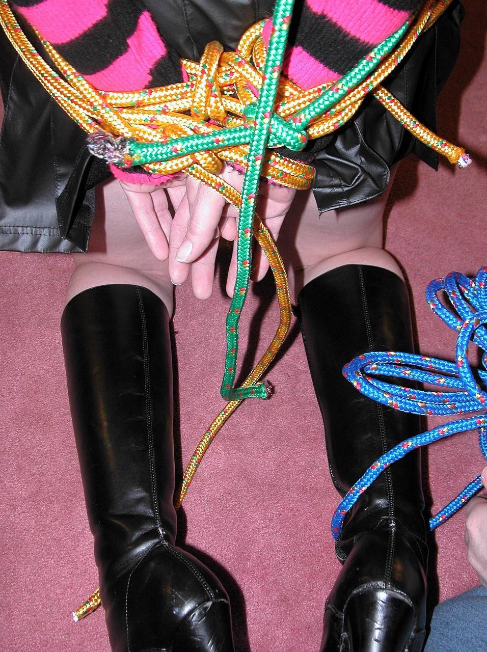20P Submissive MILF Michelle Brookes gives a hot blowjob in rope bondage