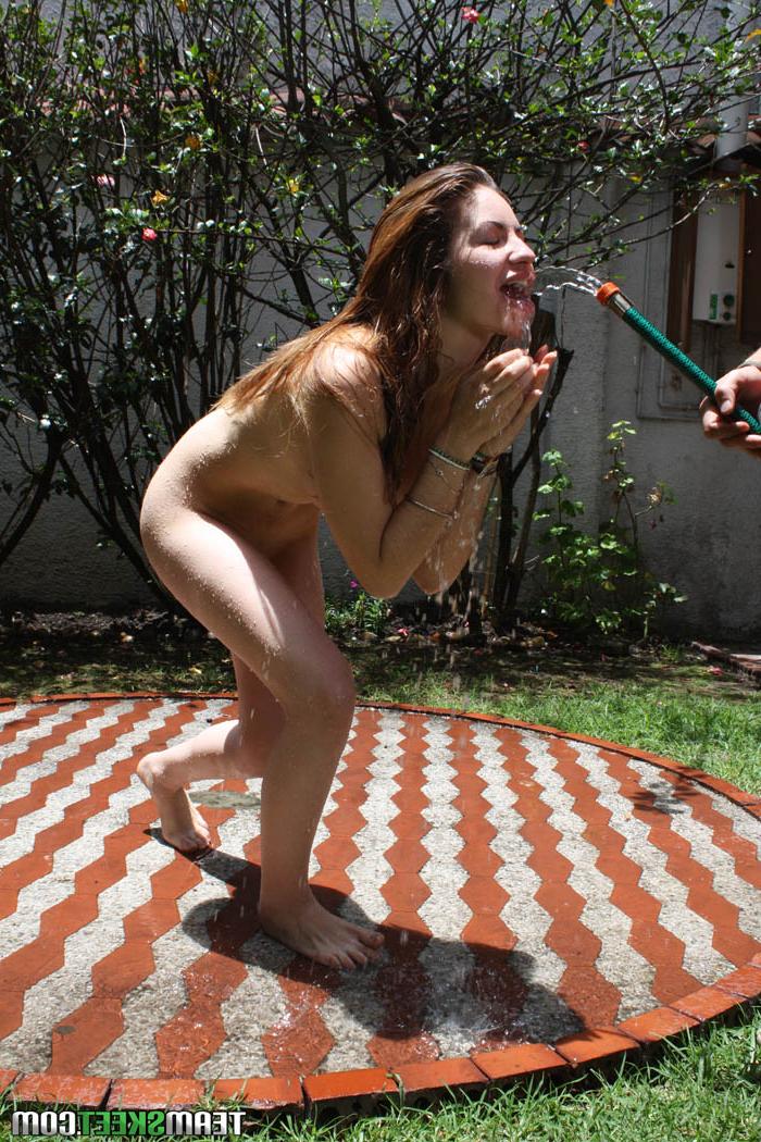 17P Die brünette Amateurin Andrea Abrego lässt sich von einem Fremden ihren nackten Körper abspritzen