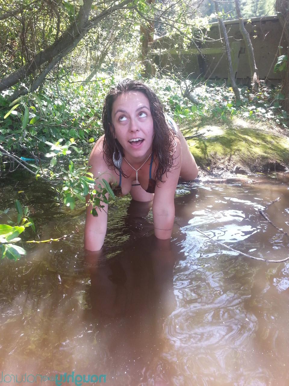 20P La amateur nikki silver muestra sus axilas peludas en bikini en el río