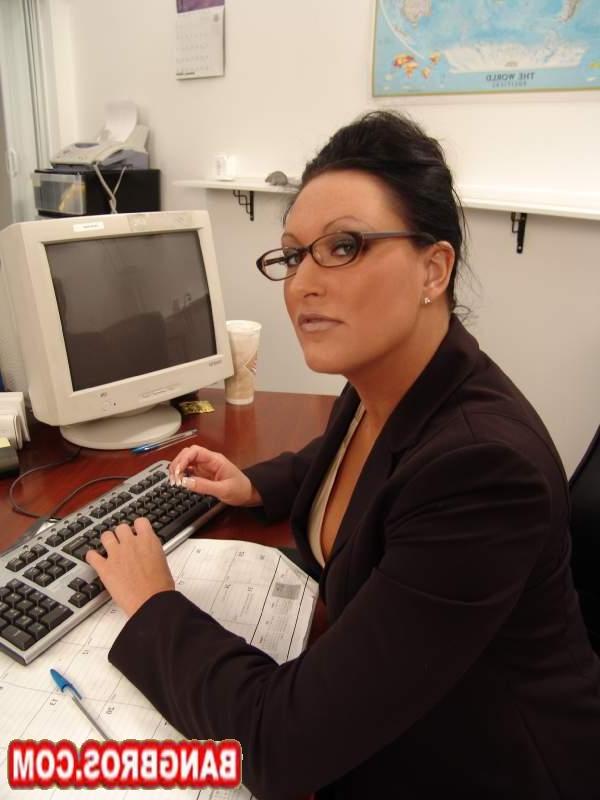 20P La secretaria MILF Holly con gafas recibe un facial desordenado en una escena de oficina pervertida