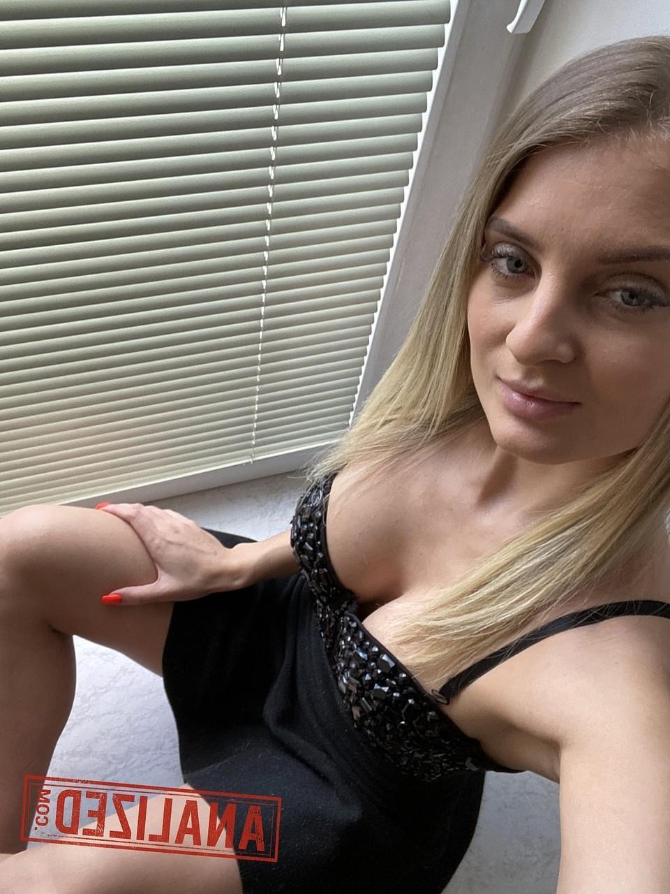 17P Der blonde Pornostar mit den festen Titten Imanuela stellt ihre unglaubliche Figur zur Schau