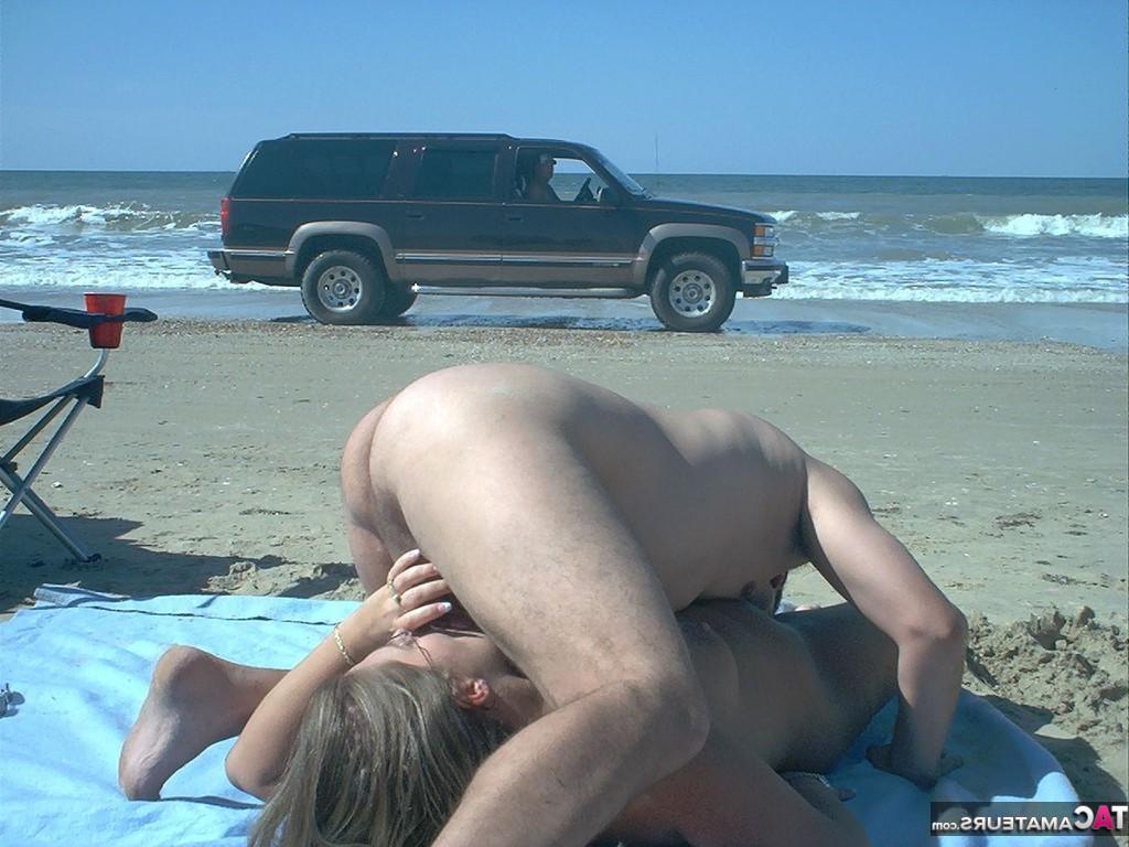 20P BBW amateur con gafas es follada en grupo en una playa nudista