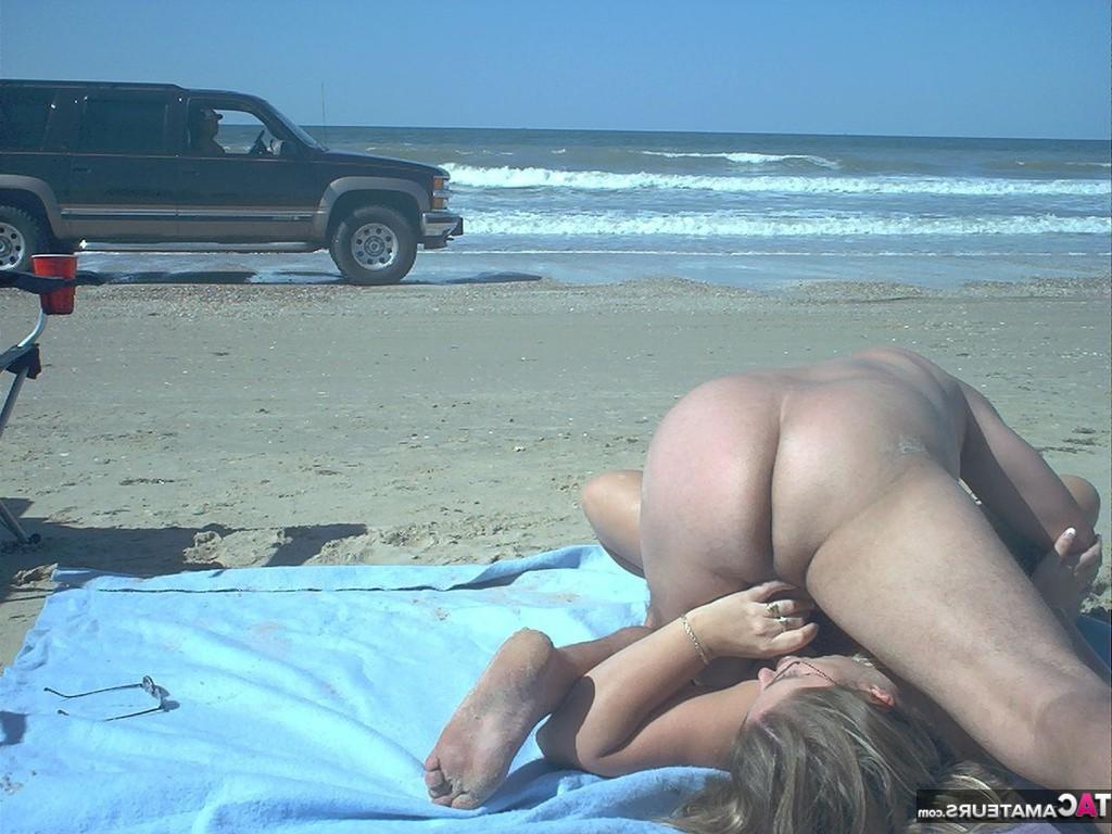 20P BBW amateur con gafas es follada en grupo en una playa nudista