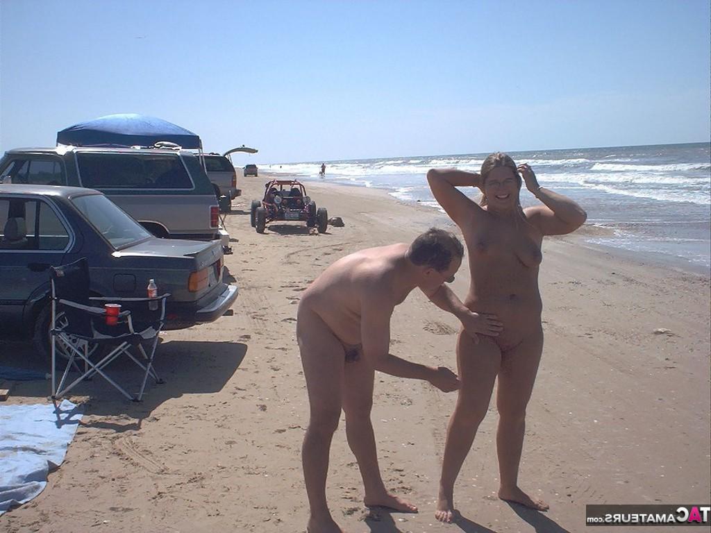 20P BBW amateur con gafas es follada en grupo en una playa nudista